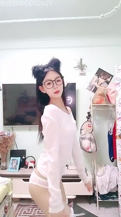 舞蹈系校花学妹【小涵宝宝】护士制服 丝袜诱惑 抖音风骚舞，道具自慰 截图12