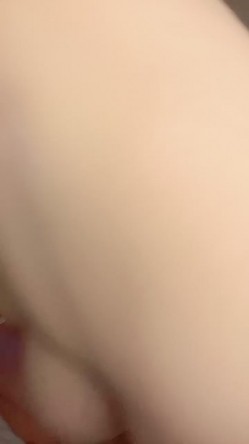 酒店里面双飞姐妹闺蜜花，卫生间趴下口交，互相换着抽插 截图7