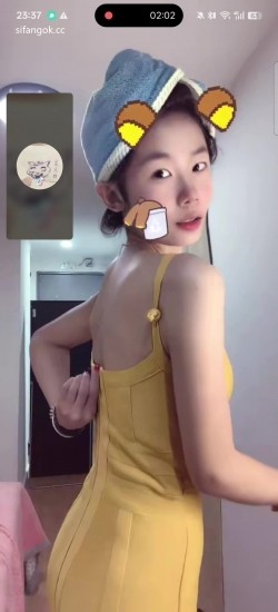 最新抖音泄密！神似明星张碧晨清纯美女【方圆baby】被忽悠视频1V1漏双乳天然大奶就是软 截图3