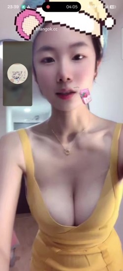 最新抖音泄密！神似明星张碧晨清纯美女【方圆baby】被忽悠视频1V1漏双乳天然大奶就是软 截图6