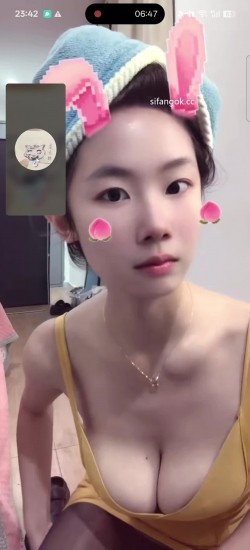 最新抖音泄密！神似明星张碧晨清纯美女【方圆baby】被忽悠视频1V1漏双乳天然大奶就是软 截图10