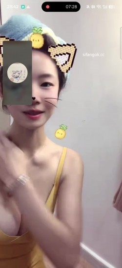 最新抖音泄密！神似明星张碧晨清纯美女【方圆baby】被忽悠视频1V1漏双乳天然大奶就是软 截图11