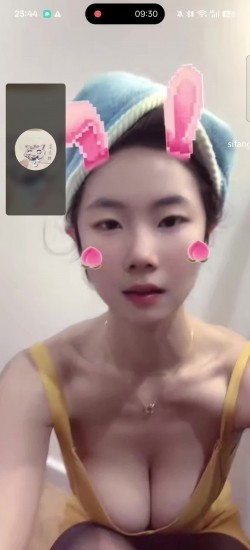 最新抖音泄密！神似明星张碧晨清纯美女【方圆baby】被忽悠视频1V1漏双乳天然大奶就是软 截图14