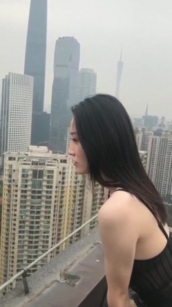 颠覆你认知喜欢刺激的高颜值模特美女高层性感露出高速开车俯身口交夜晚人行天桥啪啪 雨天路边车震 截图1