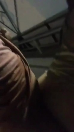 颠覆你认知喜欢刺激的高颜值模特美女高层性感露出高速开车俯身口交夜晚人行天桥啪啪 雨天路边车震 截图9