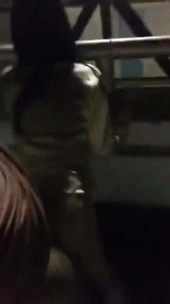 颠覆你认知喜欢刺激的高颜值模特美女高层性感露出高速开车俯身口交夜晚人行天桥啪啪 雨天路边车震 截图10