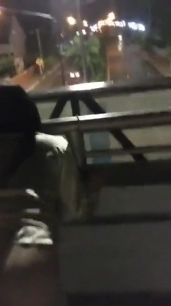 颠覆你认知喜欢刺激的高颜值模特美女高层性感露出高速开车俯身口交夜晚人行天桥啪啪 雨天路边车震 截图12