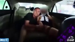 绿帽王八以下水道出问题为由在桥底找了个农民工，带老婆露出勾引农民工车震，看着老婆被别人的大鸡巴爆操内射 截图13
