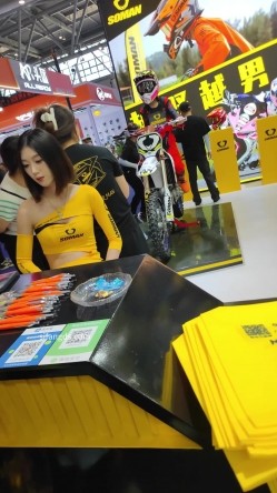 模特礼仪抄底 截图13