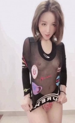【高端泄密】两位超级美女宋翊儿与张晴的大尺度自拍 清纯的外錶掩饰不了内心的淫荡 原版高清 截图1