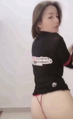 【高端泄密】两位超级美女宋翊儿与张晴的大尺度自拍 清纯的外錶掩饰不了内心的淫荡 原版高清 截图2
