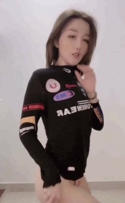 【高端泄密】两位超级美女宋翊儿与张晴的大尺度自拍 清纯的外錶掩饰不了内心的淫荡 原版高清 截图3
