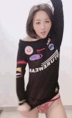 【高端泄密】两位超级美女宋翊儿与张晴的大尺度自拍 清纯的外錶掩饰不了内心的淫荡 原版高清 截图5