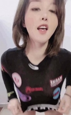 【高端泄密】两位超级美女宋翊儿与张晴的大尺度自拍 清纯的外錶掩饰不了内心的淫荡 原版高清 截图14