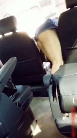 超震撼自拍-短裙丁字裤美女大白天故意打开车窗玩车震,结束后在小穴上涂风油精,痛不欲生哭着在车上打滚,穿着带风油精的跳蛋在商场玩露出,国语 截图8