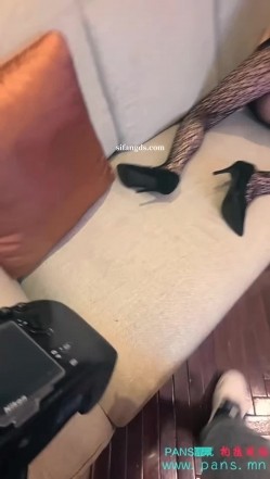 PANS重磅，人气模特双胞胎【双儿】第一视角露穴，摄影师骚话太多，聊了好多隐私，第一视角 截图14