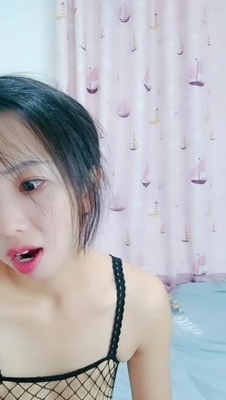 勾搭姐夫激情4P，露脸小少妇情趣装诱惑跟好姐妹一起玩4P，全程露脸听指挥被两个大哥爆草蹂躏各种玩弄真骚 截图1