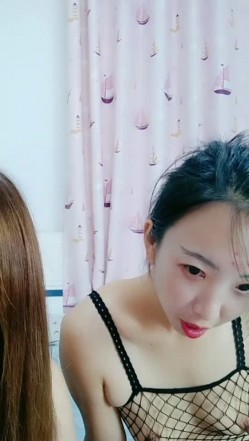 勾搭姐夫激情4P，露脸小少妇情趣装诱惑跟好姐妹一起玩4P，全程露脸听指挥被两个大哥爆草蹂躏各种玩弄真骚 截图2