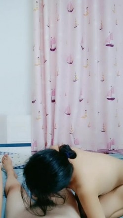 勾搭姐夫激情4P，露脸小少妇情趣装诱惑跟好姐妹一起玩4P，全程露脸听指挥被两个大哥爆草蹂躏各种玩弄真骚 截图8