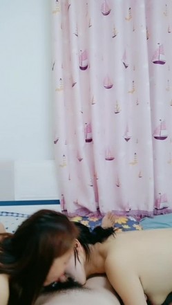 勾搭姐夫激情4P，露脸小少妇情趣装诱惑跟好姐妹一起玩4P，全程露脸听指挥被两个大哥爆草蹂躏各种玩弄真骚 截图16