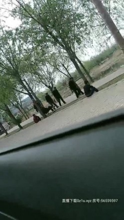 疯狂小夫妻就是喜欢玩刺激，在公园里玩车震，外面人来人往车内激情不断，全程露脸口交大鸡巴激情爆草射逼上 截图2