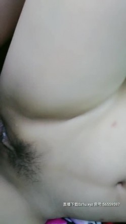 疯狂小夫妻就是喜欢玩刺激，在公园里玩车震，外面人来人往车内激情不断，全程露脸口交大鸡巴激情爆草射逼上 截图4
