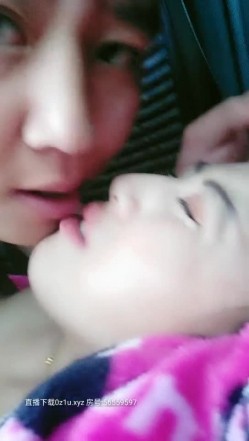 疯狂小夫妻就是喜欢玩刺激，在公园里玩车震，外面人来人往车内激情不断，全程露脸口交大鸡巴激情爆草射逼上 截图10