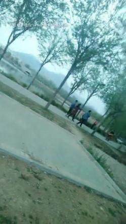 疯狂小夫妻就是喜欢玩刺激，在公园里玩车震，外面人来人往车内激情不断，全程露脸口交大鸡巴激情爆草射逼上 截图16