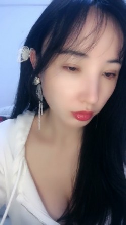 御姐下海！好骚好漂亮~【樱依琳】，家中撒尿，自慰，黑丝美腿，小荡妇太会拿捏男人了！ 截图1