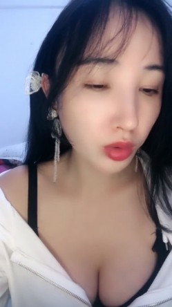 御姐下海！好骚好漂亮~【樱依琳】，家中撒尿，自慰，黑丝美腿，小荡妇太会拿捏男人了！ 截图2