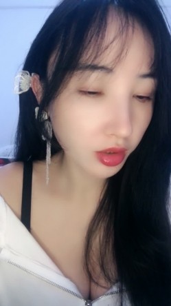 御姐下海！好骚好漂亮~【樱依琳】，家中撒尿，自慰，黑丝美腿，小荡妇太会拿捏男人了！ 截图3