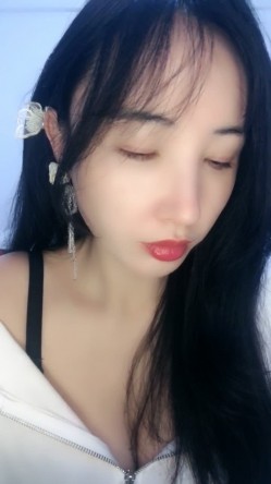 御姐下海！好骚好漂亮~【樱依琳】，家中撒尿，自慰，黑丝美腿，小荡妇太会拿捏男人了！ 截图4