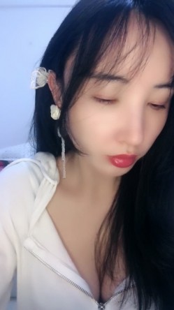 御姐下海！好骚好漂亮~【樱依琳】，家中撒尿，自慰，黑丝美腿，小荡妇太会拿捏男人了！ 截图5