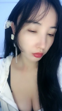 御姐下海！好骚好漂亮~【樱依琳】，家中撒尿，自慰，黑丝美腿，小荡妇太会拿捏男人了！ 截图6