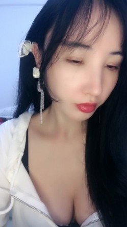 御姐下海！好骚好漂亮~【樱依琳】，家中撒尿，自慰，黑丝美腿，小荡妇太会拿捏男人了！ 截图7