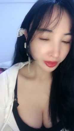 御姐下海！好骚好漂亮~【樱依琳】，家中撒尿，自慰，黑丝美腿，小荡妇太会拿捏男人了！ 截图8