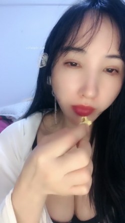 御姐下海！好骚好漂亮~【樱依琳】，家中撒尿，自慰，黑丝美腿，小荡妇太会拿捏男人了！ 截图10