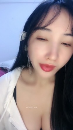 御姐下海！好骚好漂亮~【樱依琳】，家中撒尿，自慰，黑丝美腿，小荡妇太会拿捏男人了！ 截图11