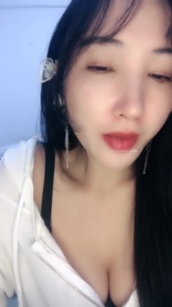 御姐下海！好骚好漂亮~【樱依琳】，家中撒尿，自慰，黑丝美腿，小荡妇太会拿捏男人了！ 截图13