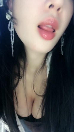 御姐下海！好骚好漂亮~【樱依琳】，家中撒尿，自慰，黑丝美腿，小荡妇太会拿捏男人了！ 截图16