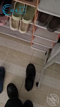 乱伦大神【暗水之下】与表姐大战小课桌 第一次感受课桌上的激情 中途有人敲门鸡巴被吓软了 截图1