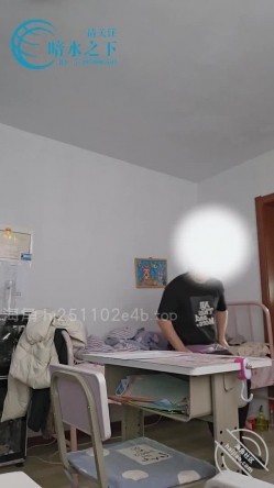 乱伦大神【暗水之下】与表姐大战小课桌 第一次感受课桌上的激情 中途有人敲门鸡巴被吓软了 截图3
