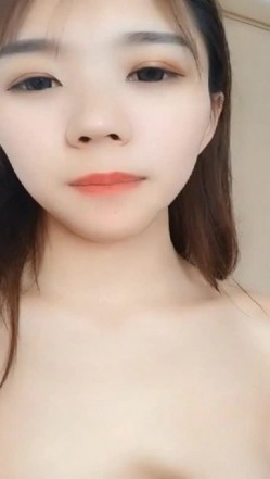 最新漂亮美乳美女『梦梵』全裸与长屌男友激情做爱 先用完具玩出水再骑乘J8插入 窗前后入无套猛操 口爆吞精 截图4
