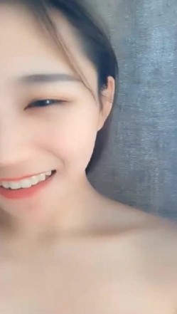 最新漂亮美乳美女『梦梵』全裸与长屌男友激情做爱 先用完具玩出水再骑乘J8插入 窗前后入无套猛操 口爆吞精 截图5