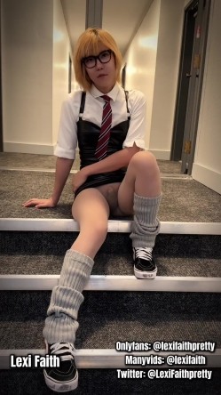 国产男娘Lexi Faith(原乔晶晶) 重出江湖 现在改走更刺激的户外露出路线了 戴眼镜更闷骚 截图1