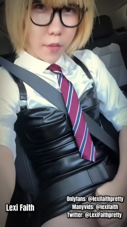 国产男娘Lexi Faith(原乔晶晶) 重出江湖 现在改走更刺激的户外露出路线了 戴眼镜更闷骚 截图3