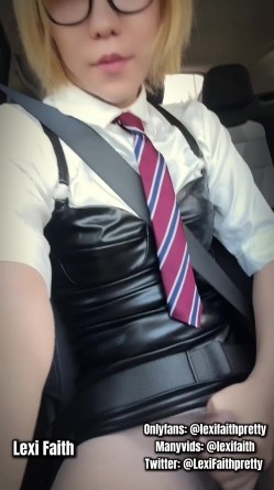 国产男娘Lexi Faith(原乔晶晶) 重出江湖 现在改走更刺激的户外露出路线了 戴眼镜更闷骚 截图4