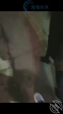 乱伦大神【悠悠小剧场】和妹妹酒后乱性又乱伦，还很单纯的妹妹 紧身牛仔裤美腿，黑丝美腿，被哥哥操的语无伦次的 截图2