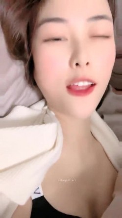奶油草莓可爱多 核弹！校花女神【葡萄皮】宿舍大秀~这身材绝了~喷血强推~美妙尤物 截图1