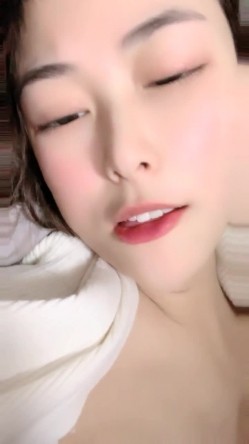 奶油草莓可爱多 核弹！校花女神【葡萄皮】宿舍大秀~这身材绝了~喷血强推~美妙尤物 截图4